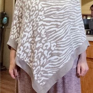 Barefoot Dreams Women's Gray Animal Print poncho.